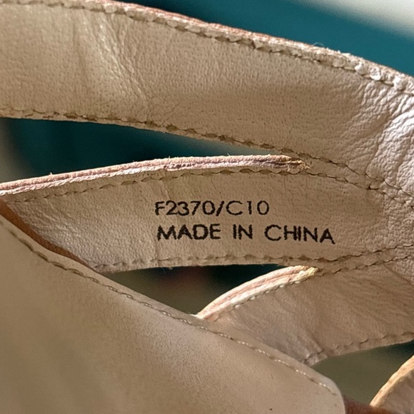 Coach Caroline Leather Wedge Sandal Size 8B
Beach Summer Vacation Rare Beaded - Picture 15 of 15